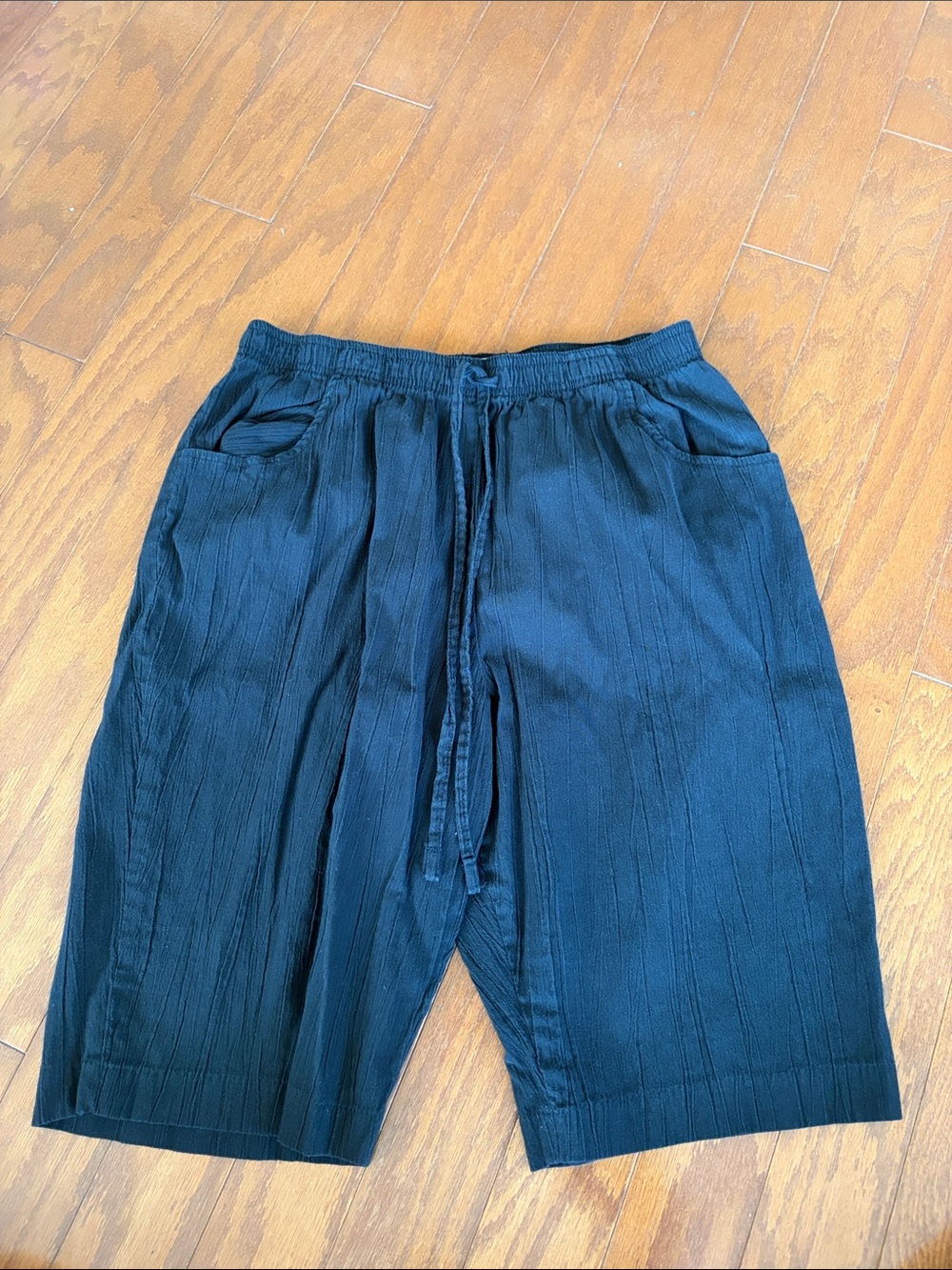 Elastic Waist Relaxed Capris in Black